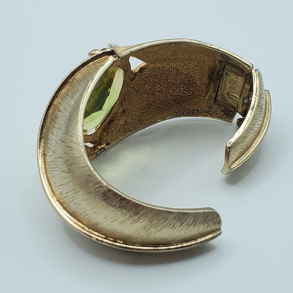 Avon Cuff Bracelet Green Plastic Stone Brushed Gold Tone Fashion Jewelry - Picture 5 of 10